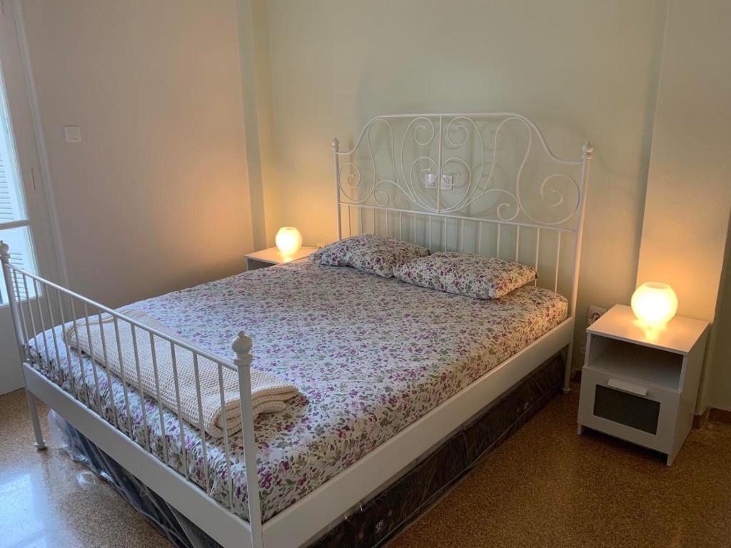 雅典Lillian’s House的一间卧室配有白色床和2个床头柜