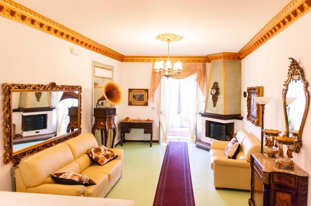 维贾内洛迪莫拉安蒂卡住宿加早餐旅馆的客厅配有两张沙发和一面镜子