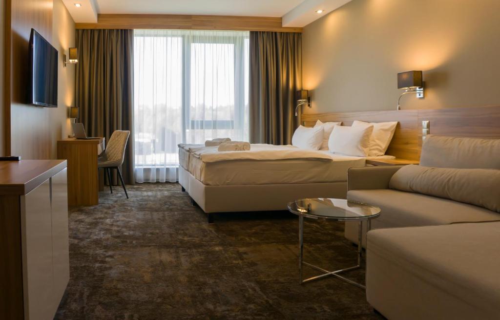 科沃布热格波罗的海广场梅迪Spa酒店的酒店客房,配有床和沙发