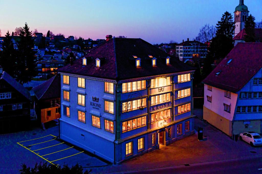 斯派克Hotel Krone Speicher的一座带灯光的大型蓝色建筑