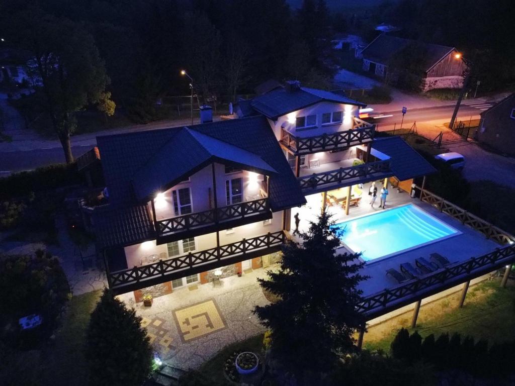米科瓦伊基Agroturystyka "U Klaudii"的享有房子顶部的景色,晚上设有游泳池