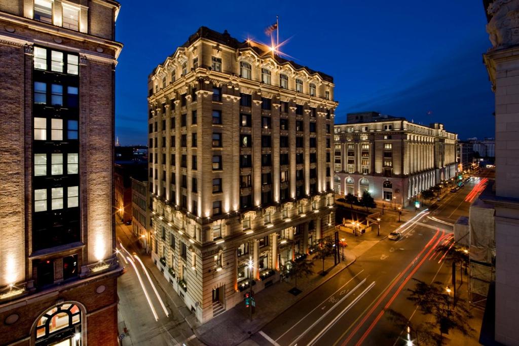 蒙特利尔圣保罗酒店的夜幕降临的城市街道上一座高楼