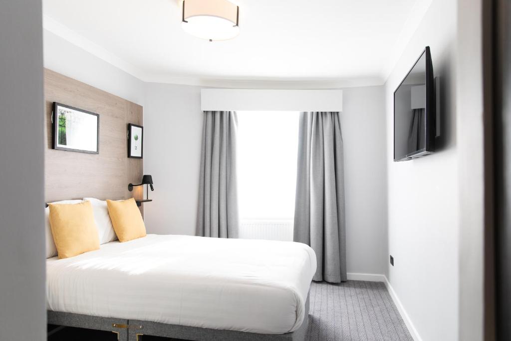 伦敦王子广场旅馆的配有一张床和一台平面电视的酒店客房