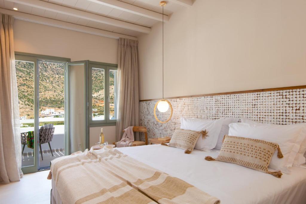卡马莱Sunlight的卧室设有一张大白色的床和大窗户