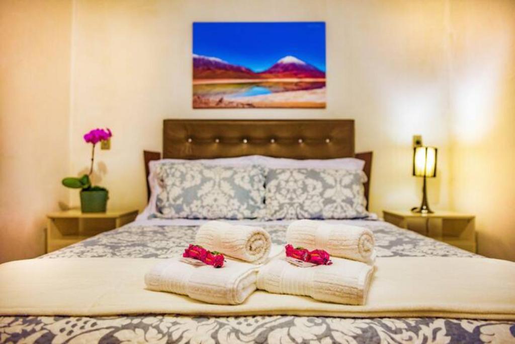 南雅拉瓜Casa dos Franz的一间卧室配有带毛巾的床