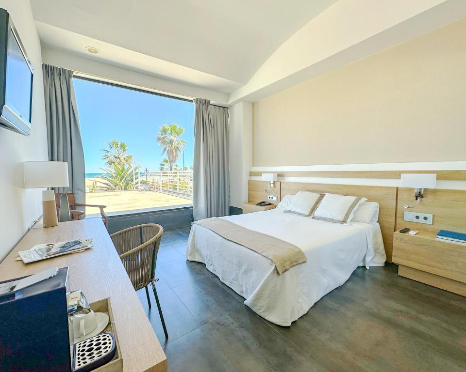 瓦伦西亚竞技场酒店的酒店客房设有一张床和一个大窗户