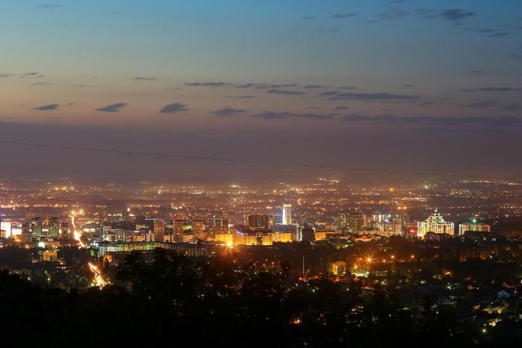 阿拉木图Panorama Hills的夜晚带灯光的城市景观