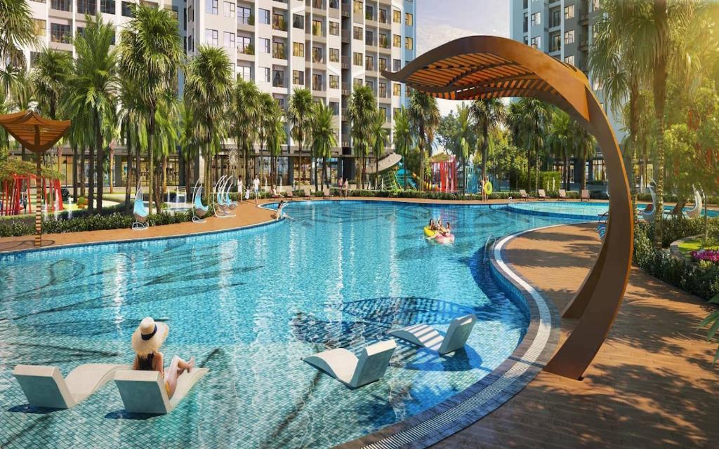河内Lu Luxury Homestay et Apartment - Vinhomes Smart City Hanoi的棕榈树城市的大型游泳池