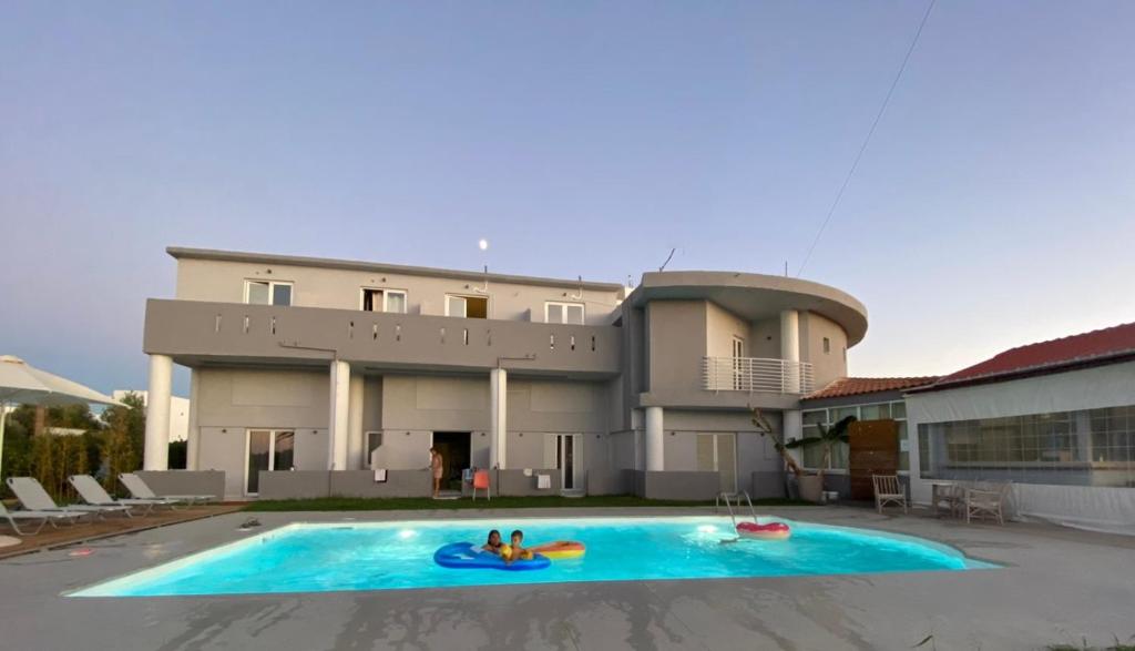 阿德里安诺斯坎波斯Banana Moon的两人在房子前面的游泳池里