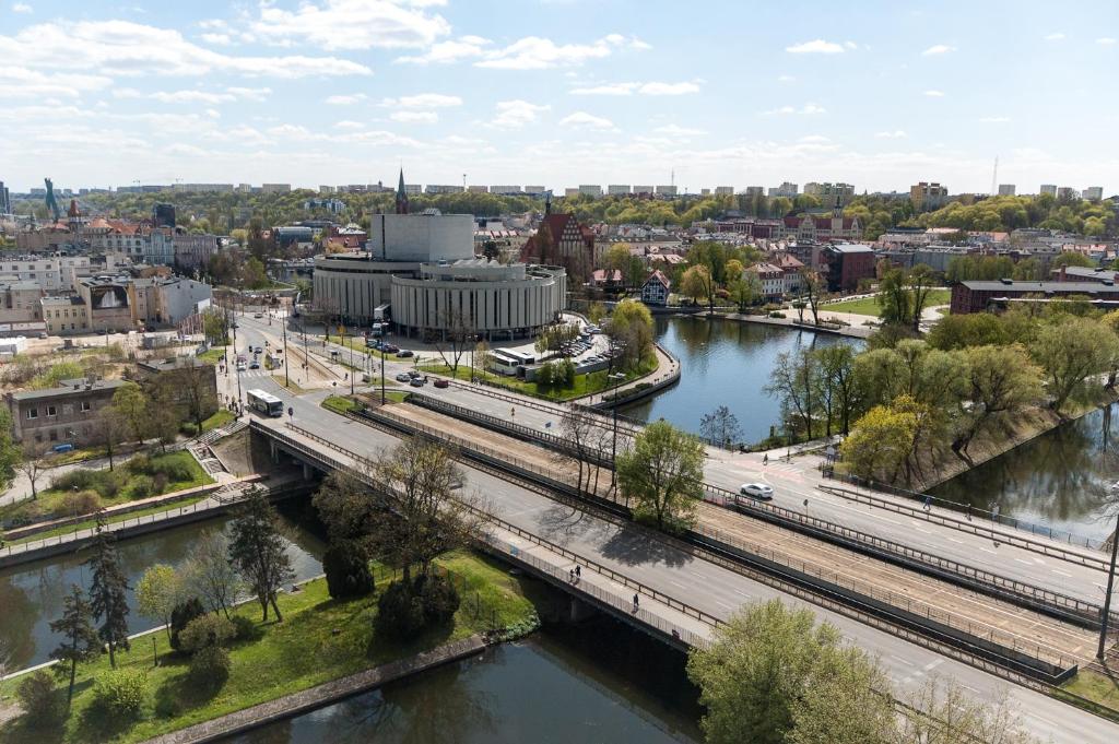 比得哥什Dream Team Nordic Haven的城市空中景色,河流上方有一座桥