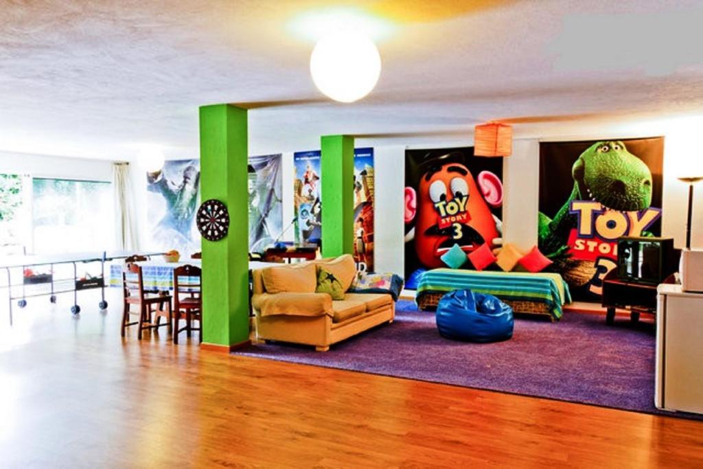 法鲁彩色一室公寓的客厅配有家具和一幅大画