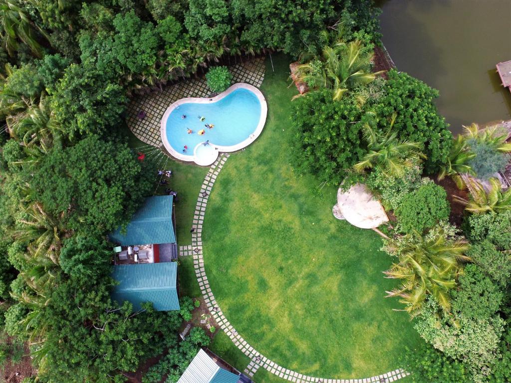 浦那Aranyagiri Countryside Resort, Near Pune的享有带游泳池的度假村的空中景致