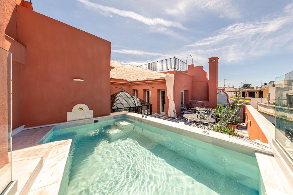 塞维利亚Casa Palacio Virgenes 7 with private swimming pool and parking的屋顶上的游泳池