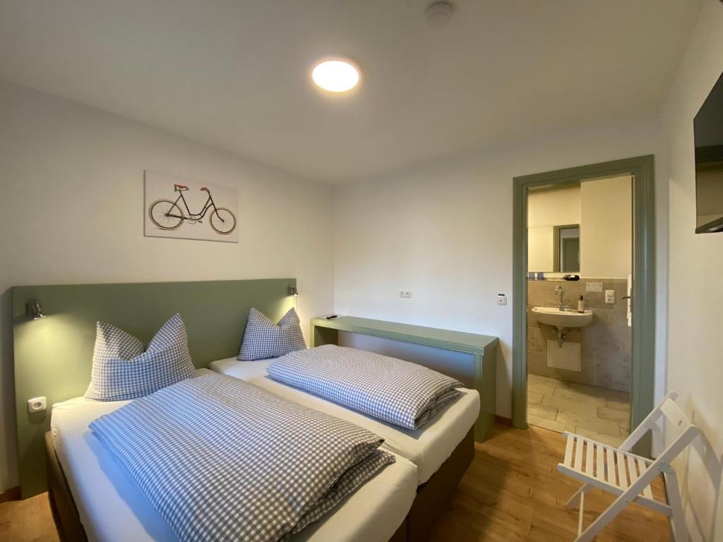 劳尔Bike Lodge Spessart的一间卧室配有一张带蓝色和白色枕头的床