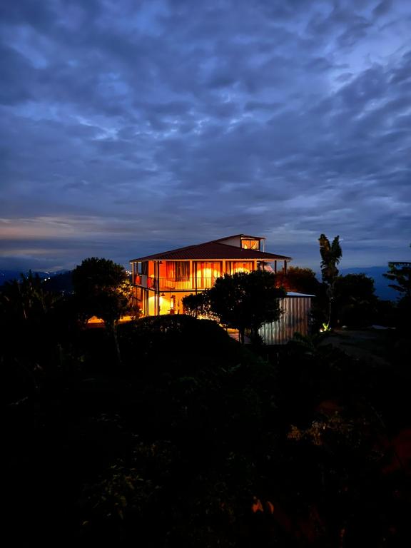 San JosÃ©El Filito的夜空坐在山顶的房子