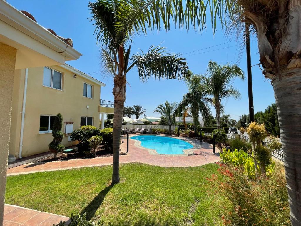 佩亚Coral Bay new furnished private villa with pool的棕榈树别墅和游泳池