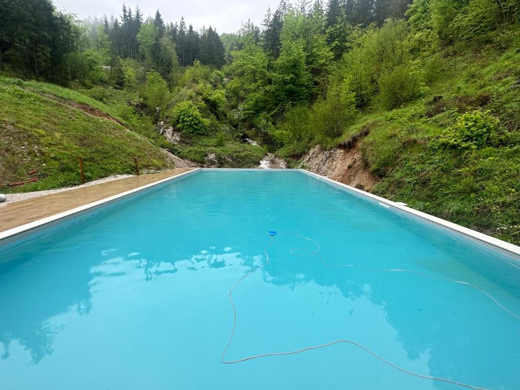 伊德里亚Chalet HerMes arT的山谷中的一个蓝色的大池