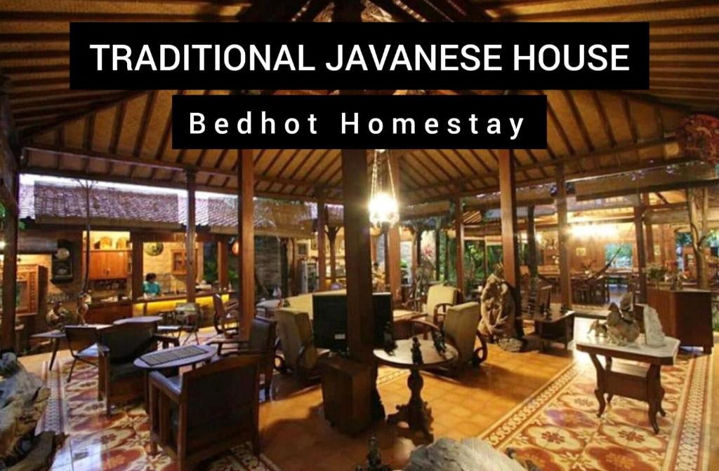 日惹Bedhot Homestay的传统日式房屋,带传统日式语言