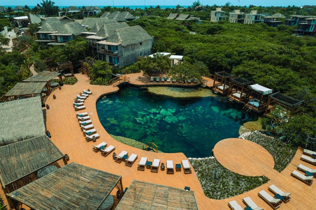 图卢姆Hotel Shibari - Restaurant & Cenote Club的享有带躺椅的游泳池的空中景致