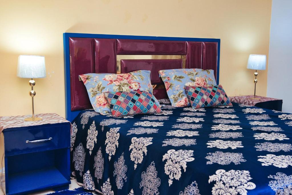 苏塞The Pearl Apartment Hammam Sousse WIFI的一张带蓝色棉被和枕头的床