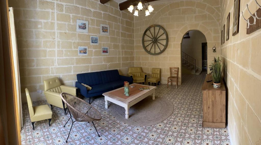 Taʼ AbramVilla Vella - 2 Bedroom House Gozo的客厅配有蓝色的沙发和桌子