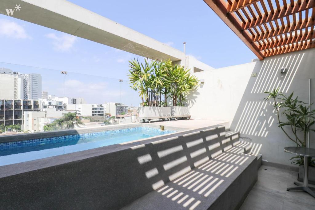 利马Fantastic 2BR with private pool in Barranco的建筑物屋顶上的游泳池