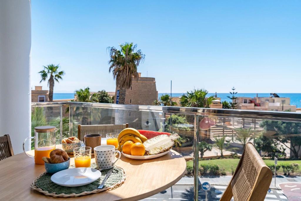 滨海罗克塔斯Apartamento El Castillo的阳台上的早餐食品桌
