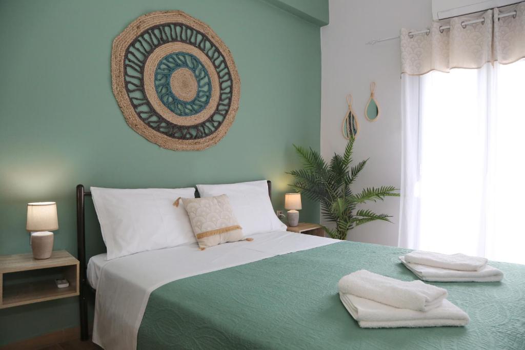锡蒂亚Sitia Cozy Apartment的一间卧室配有一张大床和两条毛巾