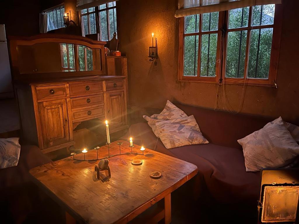 AlcoguazAlcohuaz Indomito的一间设有一张木桌及蜡烛的房间
