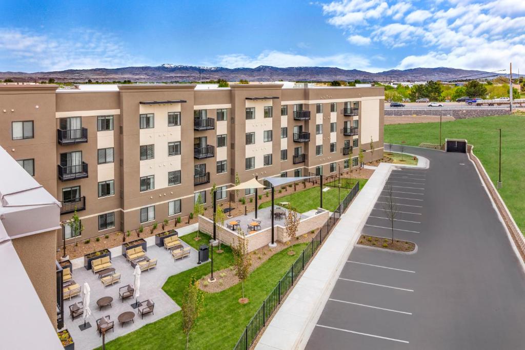 默里迪恩WaterWalk Extended Stay by Wyndham Boise Meridian的空中景公寓大楼,带停车场