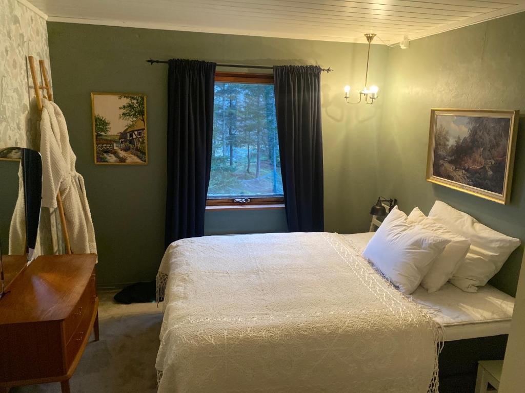 ValbergValberg Gjestegård的一间卧室设有一张大床和一个窗户。