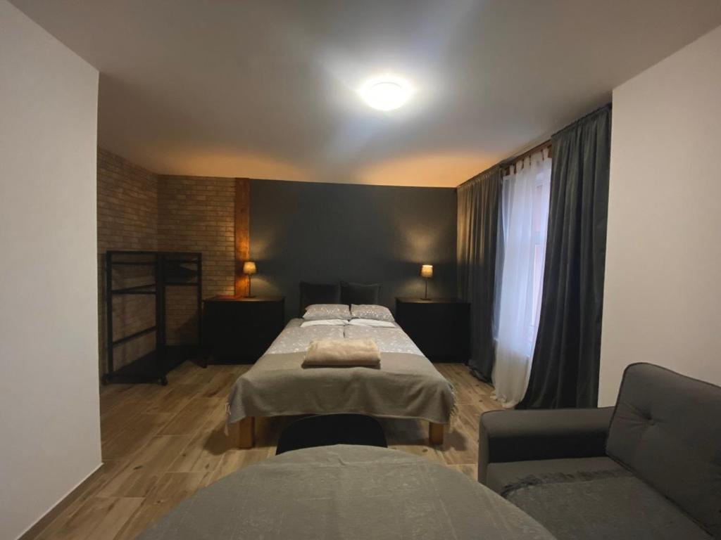 波兰尼卡-兹德鲁伊Polonia的酒店客房,设有两张床和一张沙发