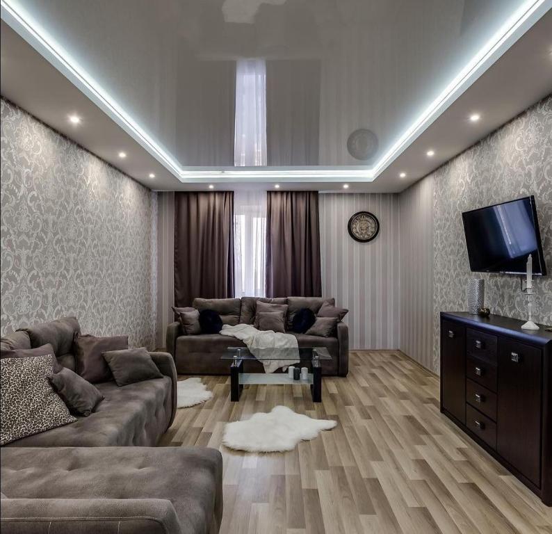 利沃夫Viktoria Garden apartment的客厅配有两张沙发和一台电视机