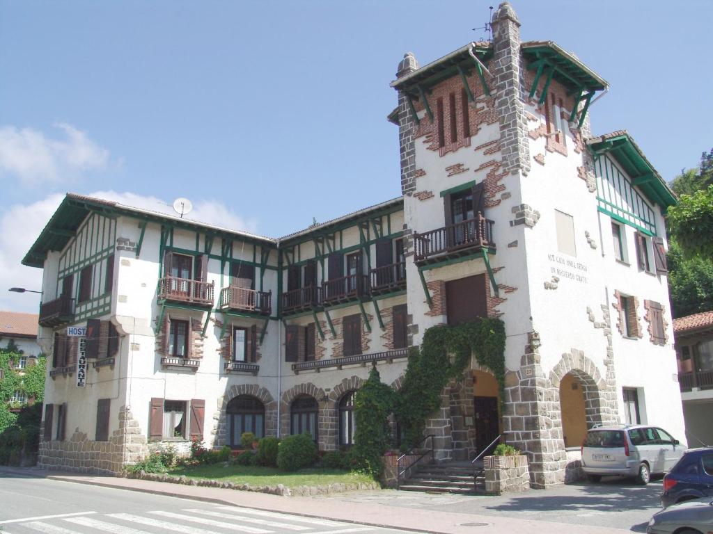 莱昆韦里埃耶斯塔兰II旅馆的一座白色的大建筑,塔楼