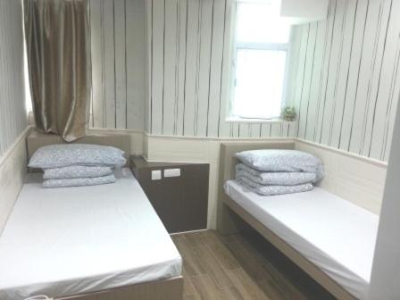 香港K&B青年旅馆的小房间设有两张床和窗户