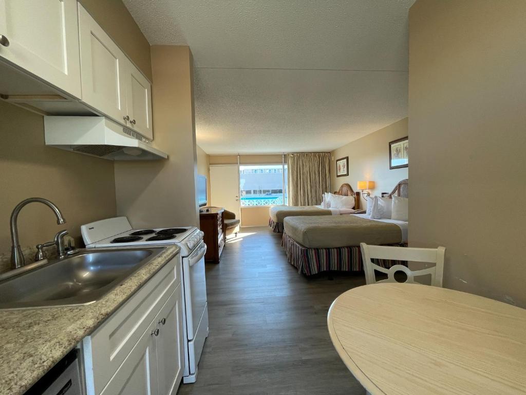 Polynesian Oceanfront Hotel的厨房或小厨房