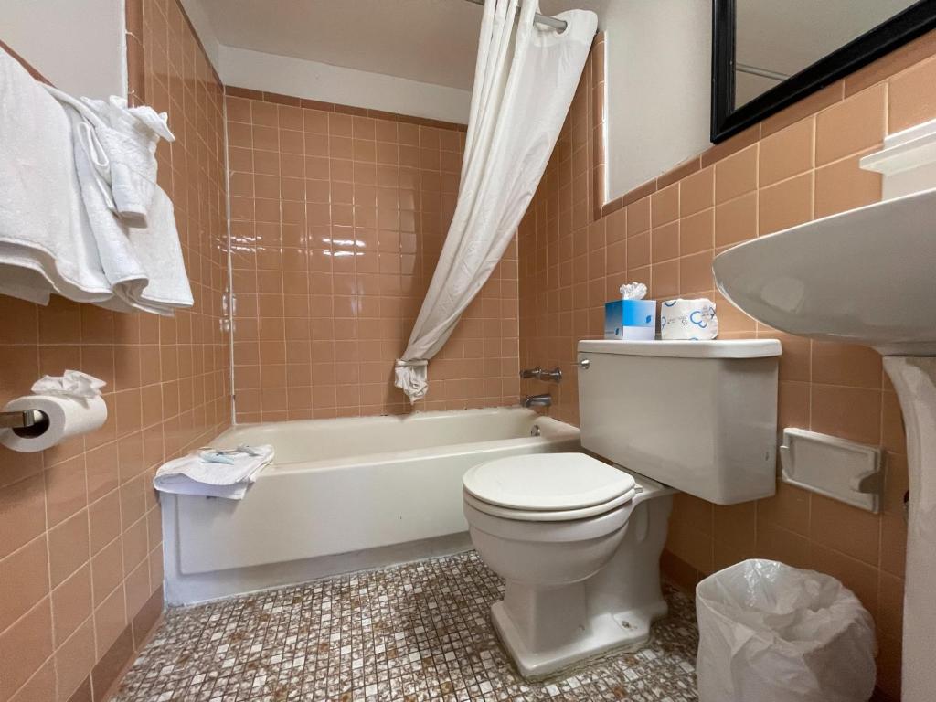 Polynesian Oceanfront Hotel的一间浴室