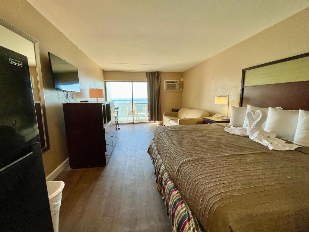 Polynesian Oceanfront Hotel客房内的一张或多张床位