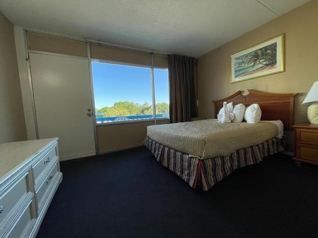 Polynesian Oceanfront Hotel客房内的一张或多张床位