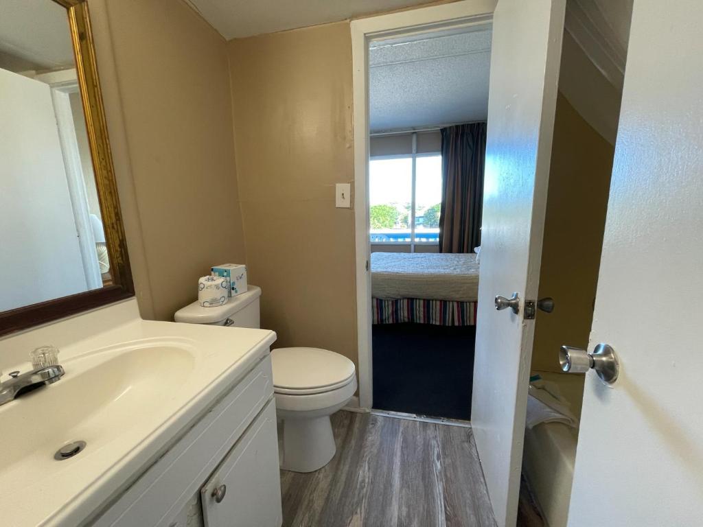Polynesian Oceanfront Hotel的一间浴室