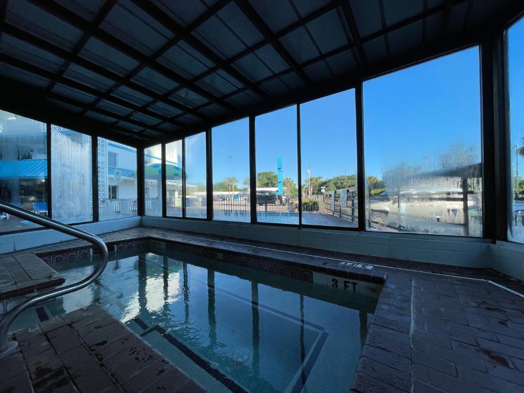 默特尔比奇Polynesian Oceanfront Hotel的带玻璃窗的建筑物内的游泳池