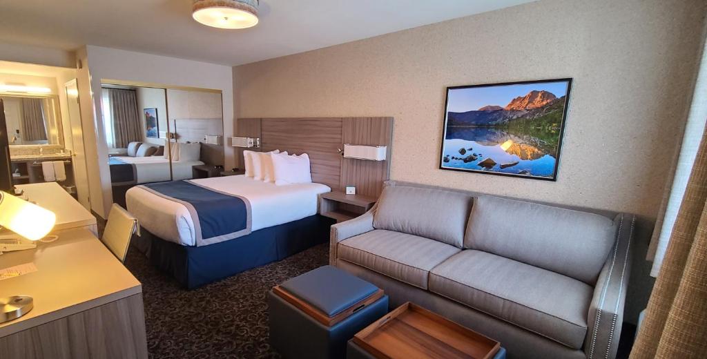隆派恩陶别墅汽车旅馆的酒店客房,配有床和沙发