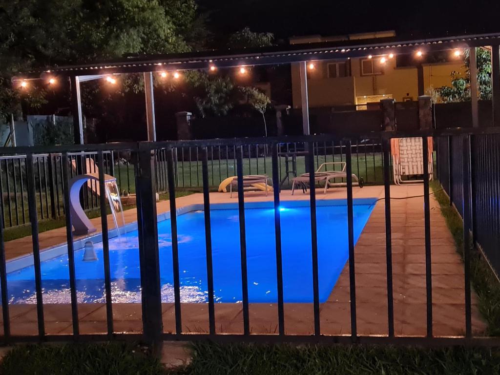 萨尔塔Don Mateo - Casa de Campo的夜间游泳池