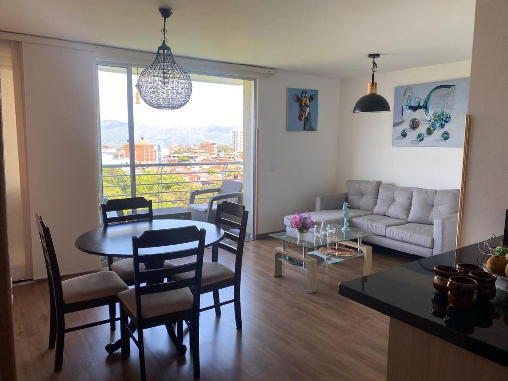 布卡拉曼加HABITACION DOBLE con baño compartido en apartamento compartido的客厅配有桌椅和沙发