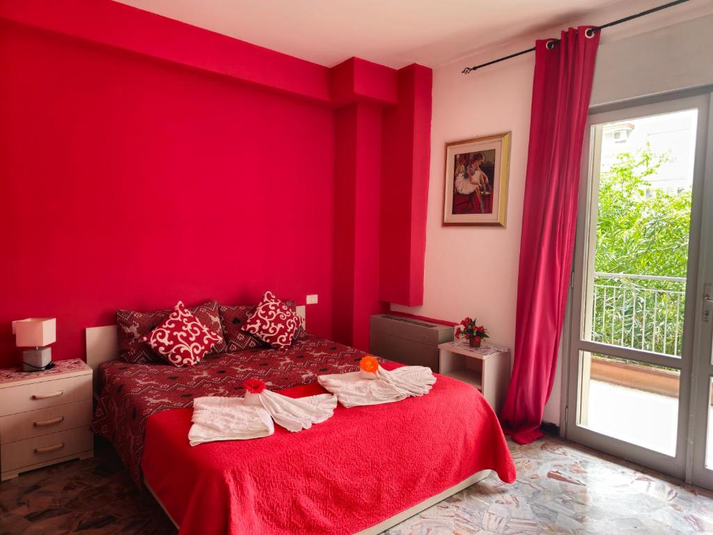 梅斯特Ca Dei Fiori 1 Venezia的红色的卧室,配有一张红色墙壁的床