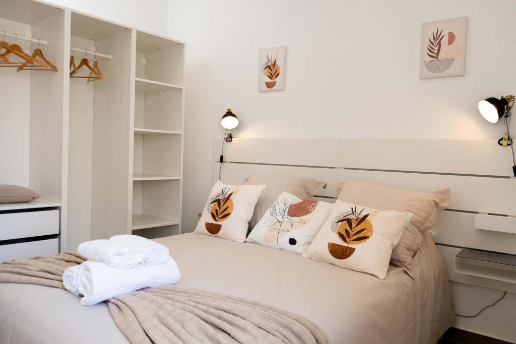 AlmádenaCasa Sabino的一间卧室配有带毛巾的床