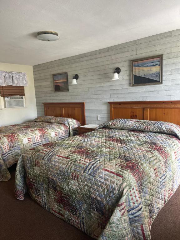 Marmora大道汽车旅馆的一间酒店客房,房间内设有两张床