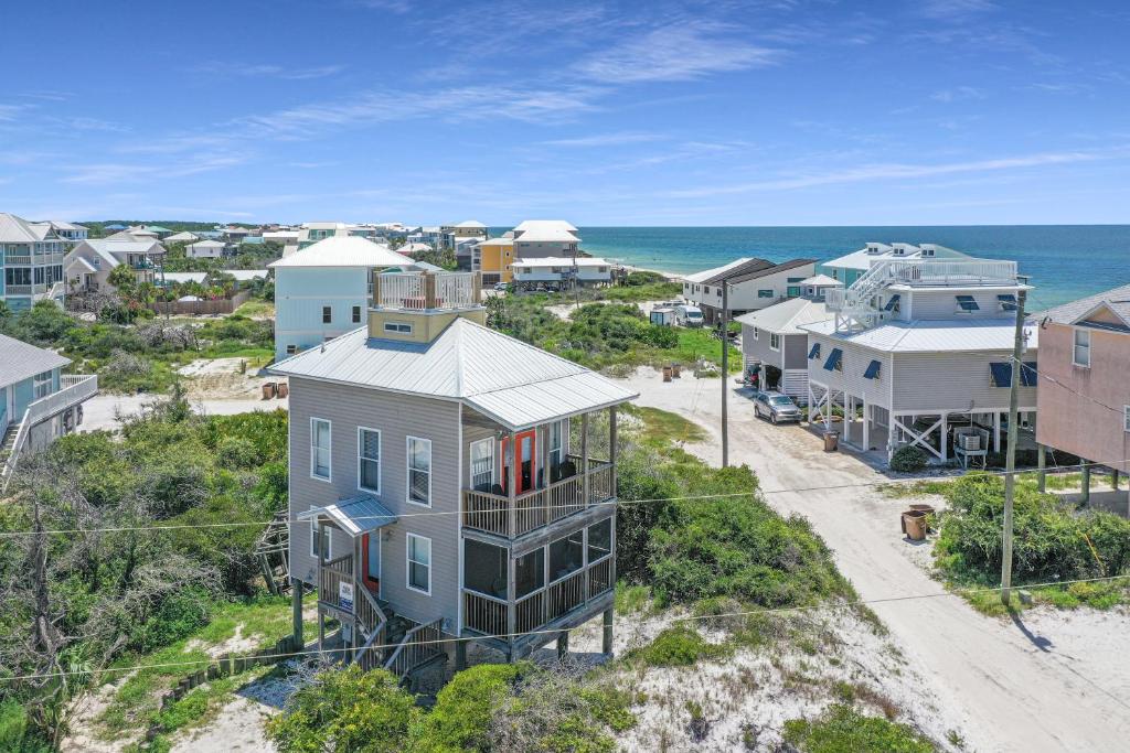 Cape San BlasNarrow Escape by Pristine Properties Vacation Rentals的海滩上房屋的空中景致