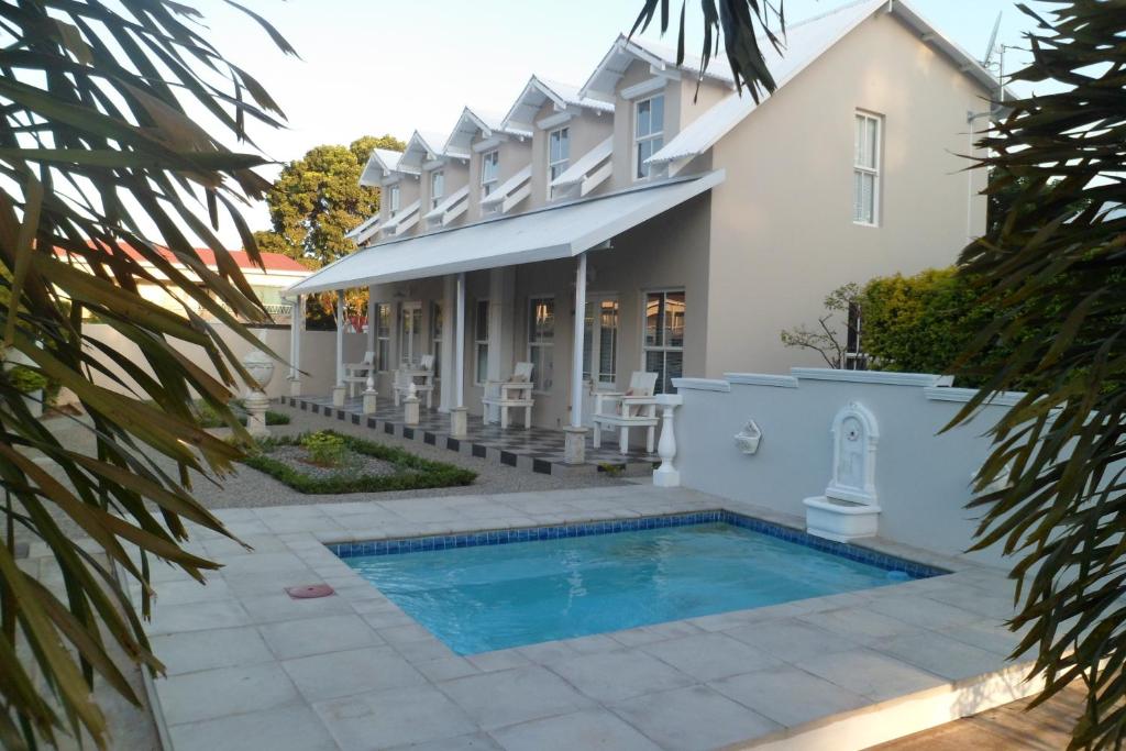 蓬戈拉Kastelein Guesthouse的一座房子前面设有游泳池