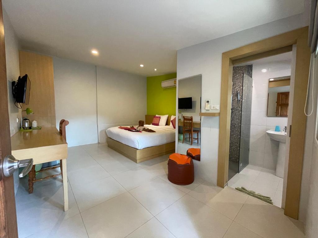 拉威海滩晚安之家酒店的一间酒店客房 - 带一张床和一间浴室